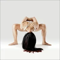 결박 칼리 여신 자세