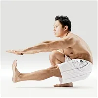 손으로 발 잡은 스쿼트 자세 (준비)