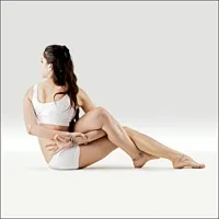 결박 비튼 가루다 자세의 앉은 다리 모양